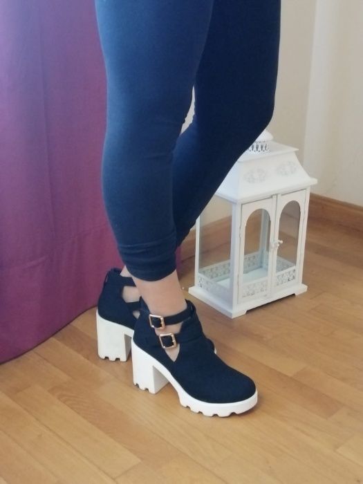 Sapatos Azuis com sola branca