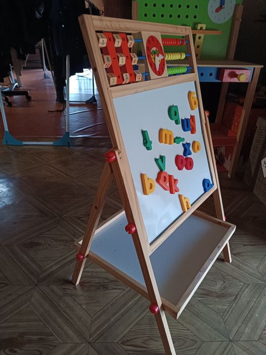 Tablica dla dzieci z literkami magnesem i liczydłem