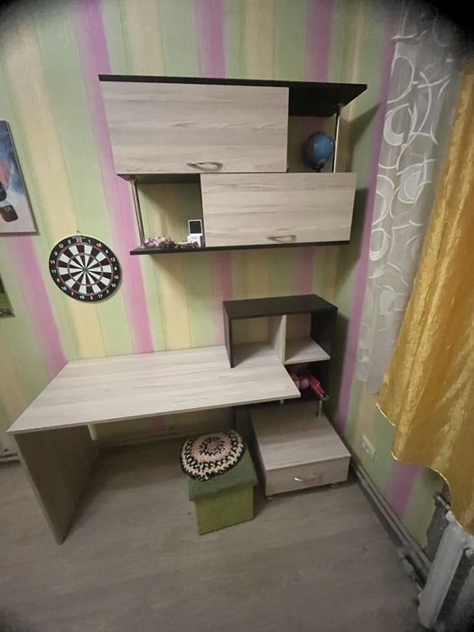 Стол писменный с полками