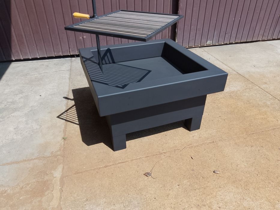 Palenisko ogrodowe z pokrywą i regulowanym rusztem.