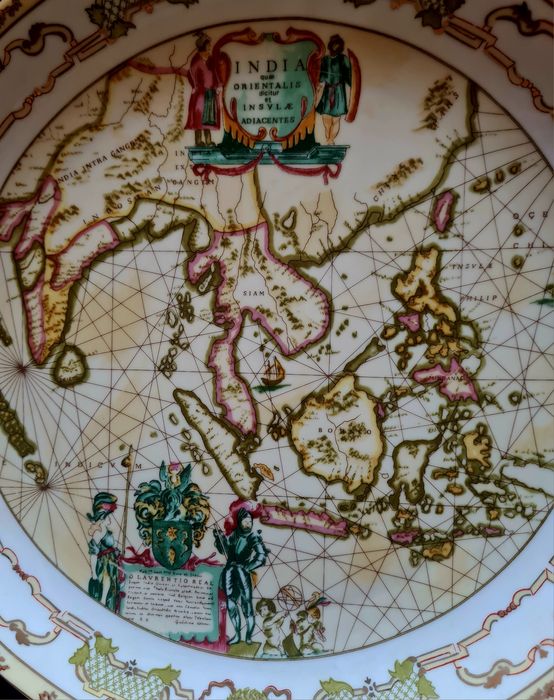 Prato em porcelana de colecção