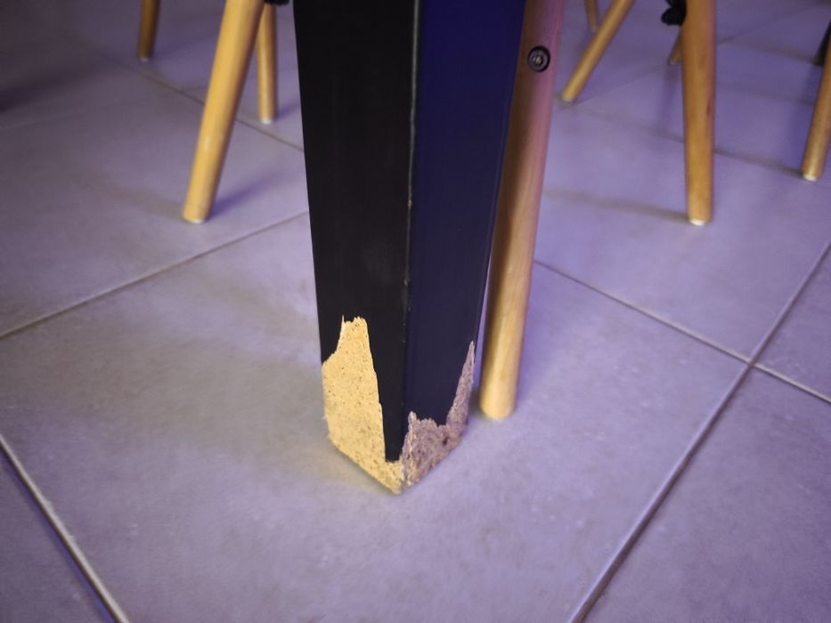 Mesa cozinha e 3 cadeiras.