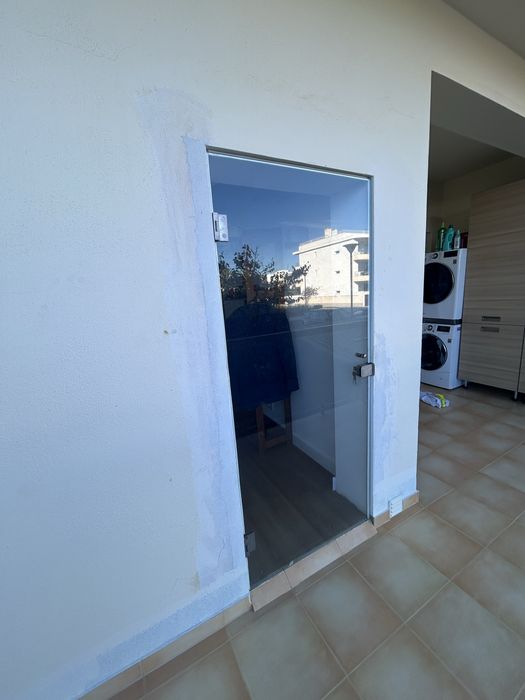 Porta de vidro com fechadura e dobradiças
