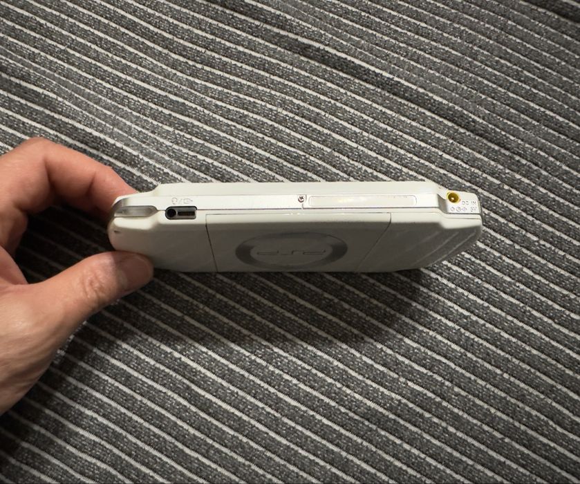 PSP 1000 (Primeira Geração) – Edição Clássica Branca
