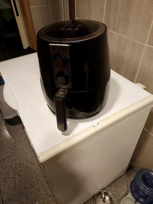 Airfryer. Perfeito para a cozinha. Para fritar sem óleo e para assar.