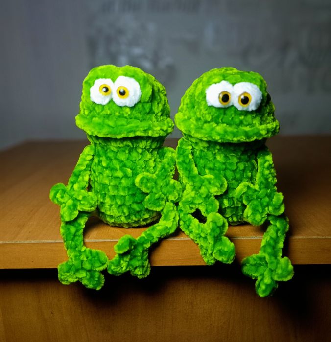 Плюшева в'язана жабка