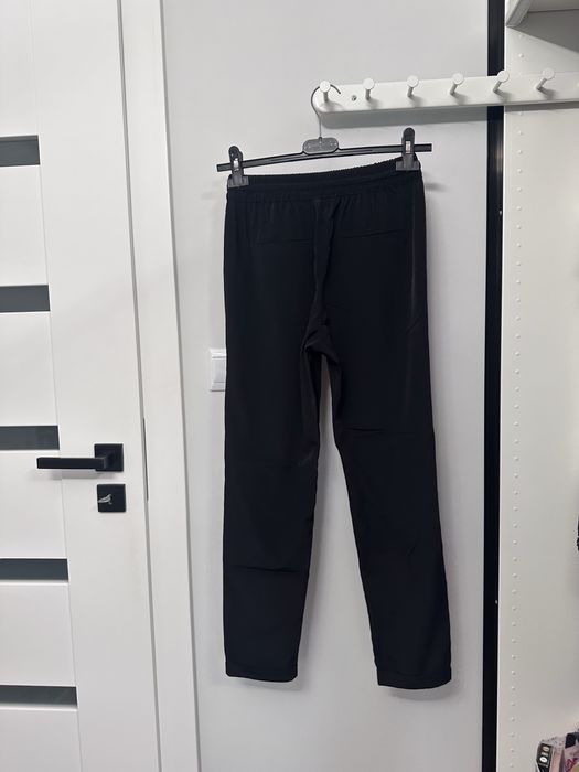 Czarne spodnie damskie Bershka
