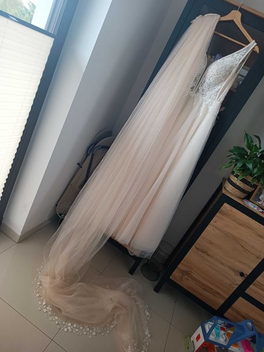 Suknia ślubna z długim welonem