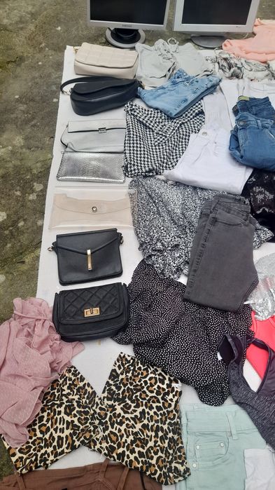Lote de roupa, calçado e malas.