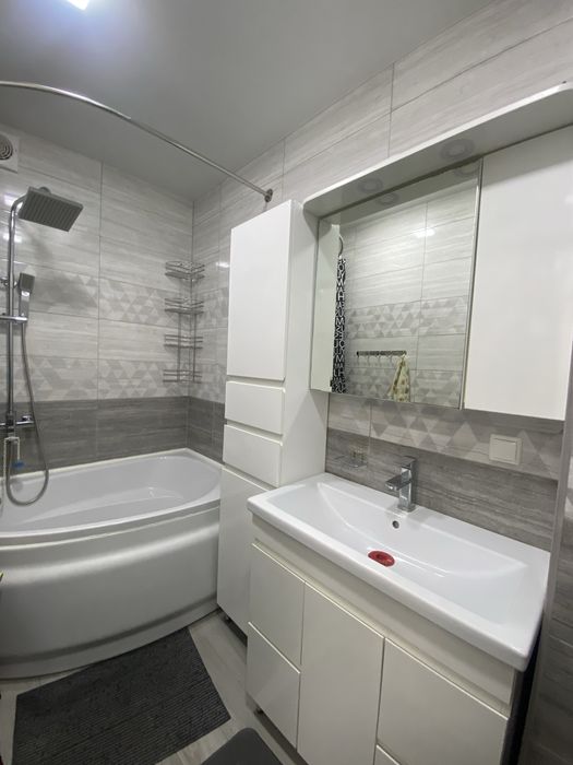 Продам 4 квартиру, пр. Л. Свободы 39, м. « Победа»