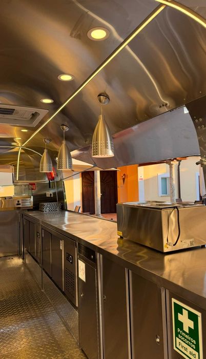 Food Truck Estilo Airstream 5m / Atrelado de Restauração – Totalmente Equipado
