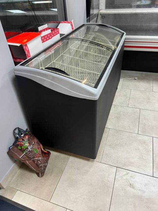 Продам морозильну вітрину
