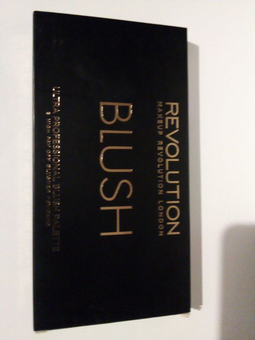 REVOLUTION  ultra professional BLUSH hot spice  palette