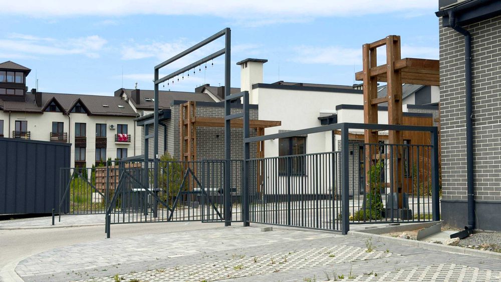 Продам котедж з міськими комунікаціями. БЕЗ КОМІСІЇ ДЛЯ ПОКУПЦЯ ! ! !