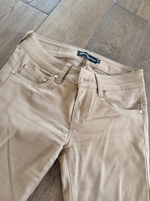 Stylowe spodnie w kolorze camelowym – idealne na co dzień i do pracy!