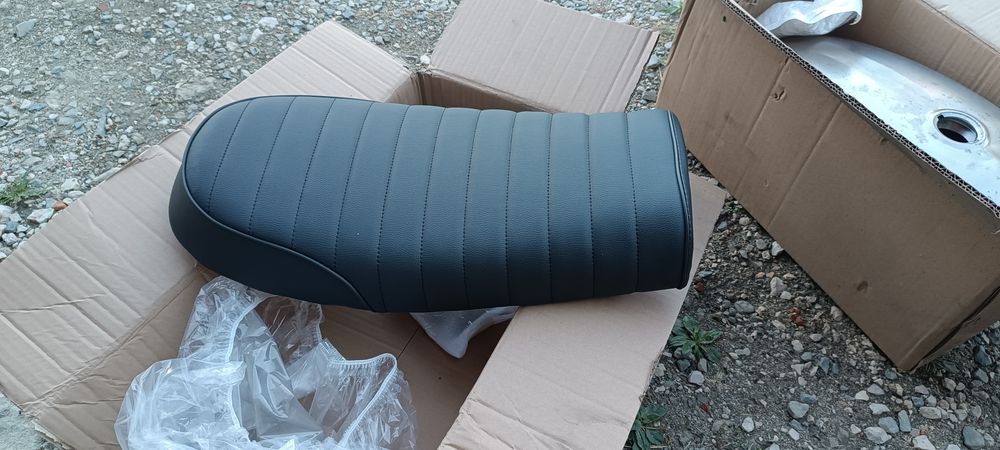 Banco e depósito scrambler café racer