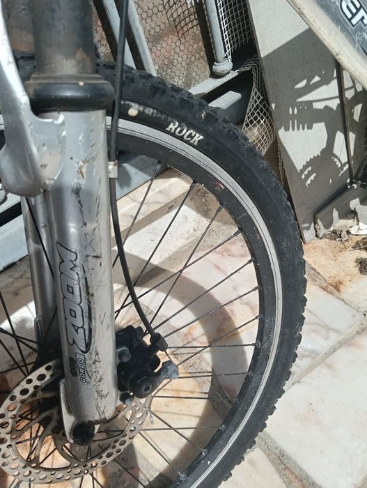 Bicicleta downhill prateada