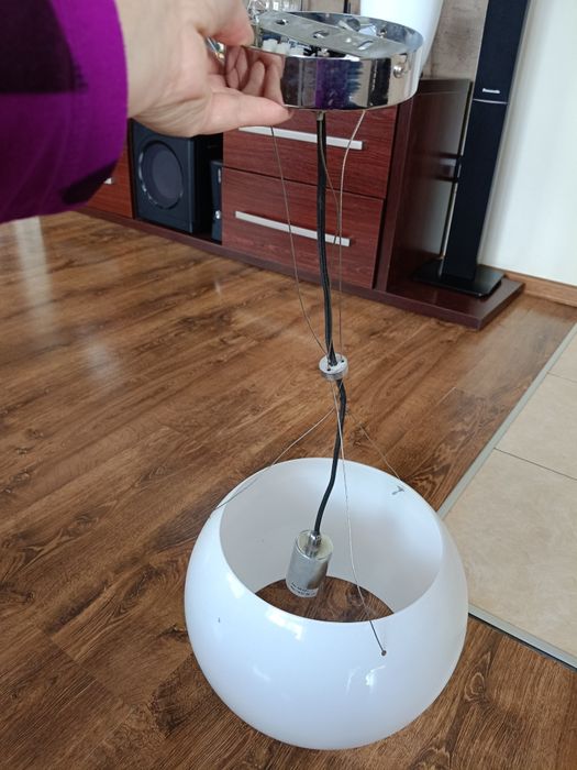 Lampa wisząca z białym kloszem,regulowana