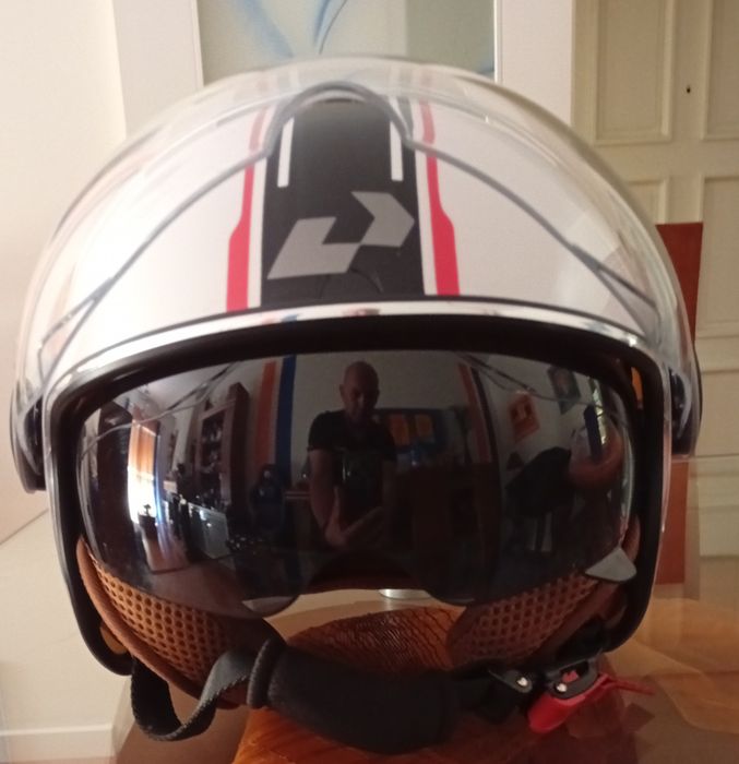 Capacete aberto com viseira e óculos