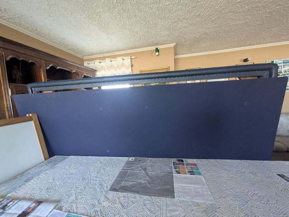 cama  com cabeceira azul petróleo