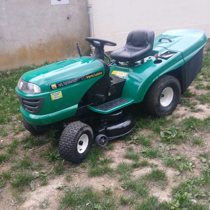 Tractor corta relva ou ervas selvagens