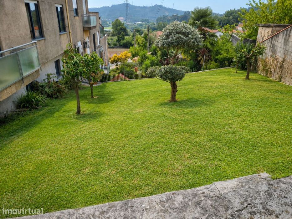 T2 com Garagem, Arrumos e Terraço e Jardim