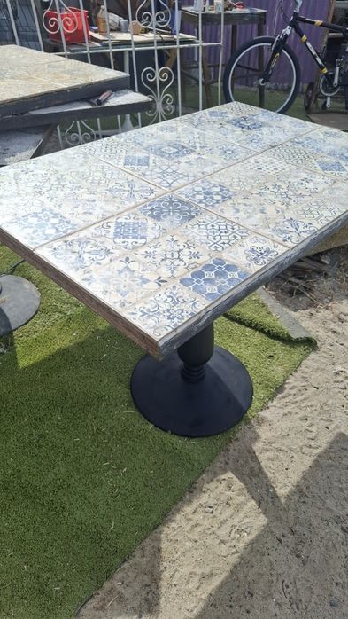 Mesa com azulejos antigos