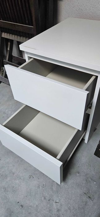 Mesa de cabeceira com 2 gavetas