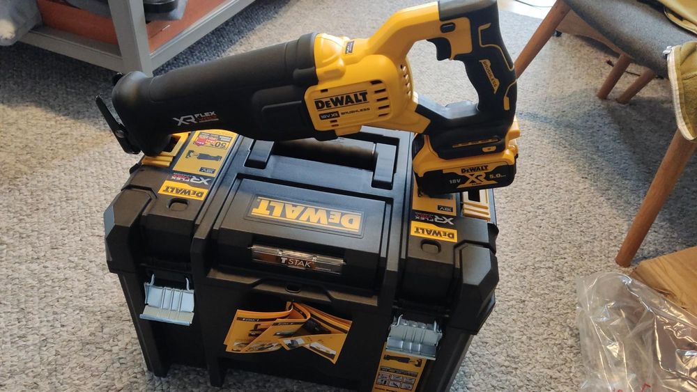 Piła Dewalt DCS386NT