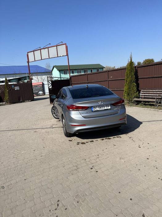 автомобіль Hyundai Elantra  2016 року