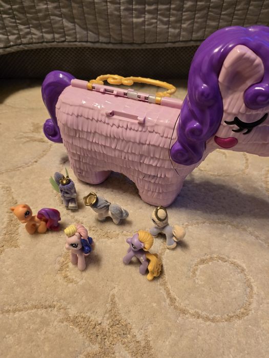Polly Pocket plus szesc malych konikow