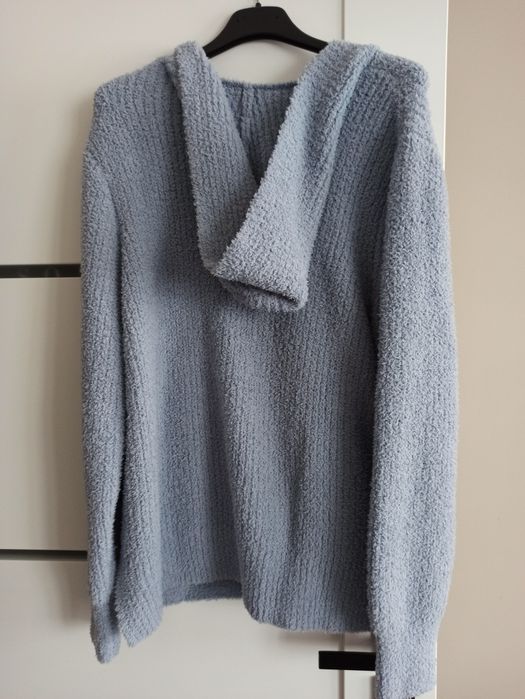 Sweter z kapturem