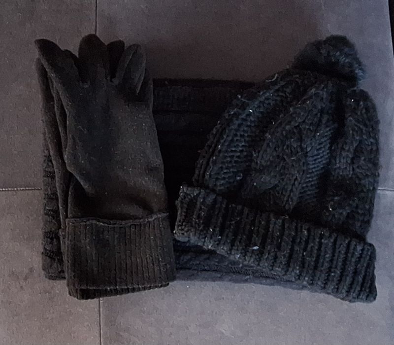 Zestaw zimowy:czapka szalik rękawiczki w kolorze czarnym