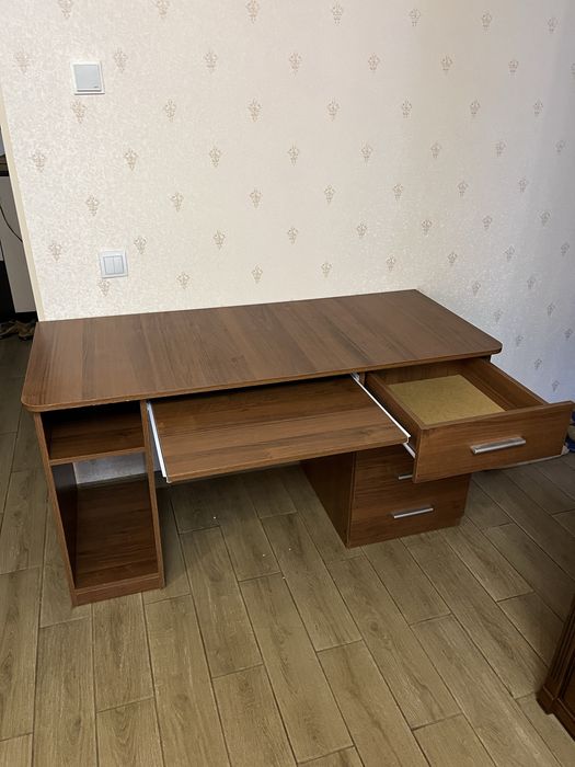 Стіл компʼютерний.