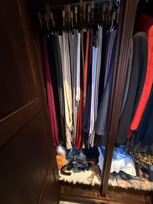 Guarda-Fatos Roupeiro de madeira maciça com espelho e gavetões