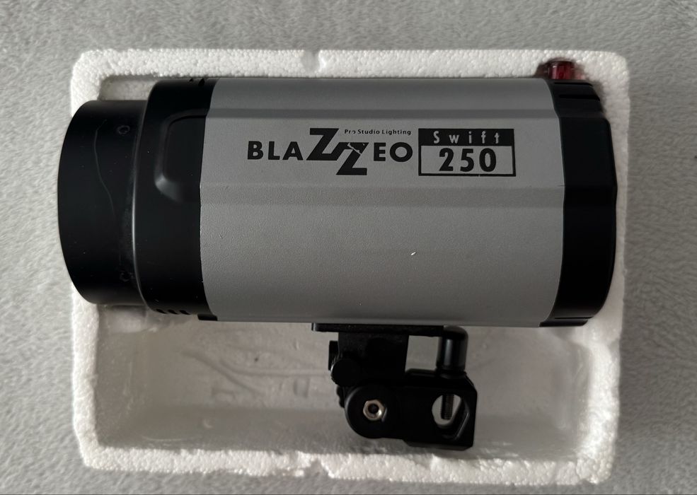 Студійне світло зі спалахом Blazzeo Swift 250
