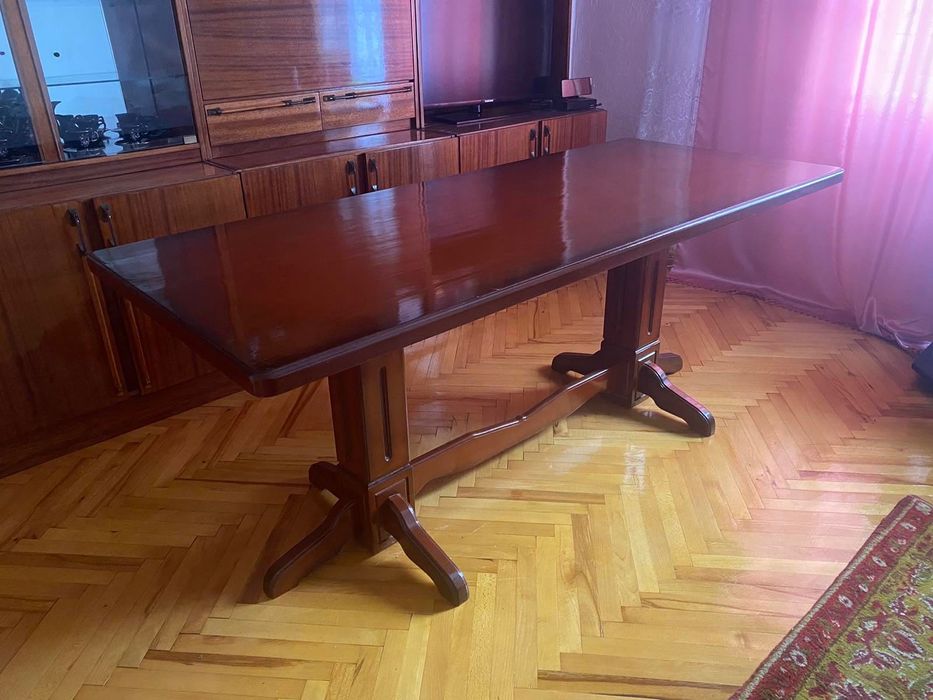 Деревʼяний стіл для вітальні