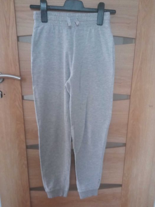 Nowe spodnie dresowe