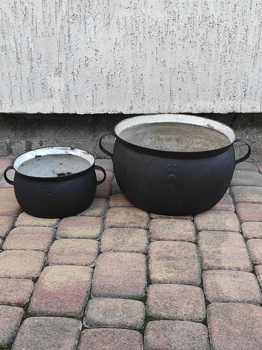 Stary garnek żeliwny zabytek PRL donica