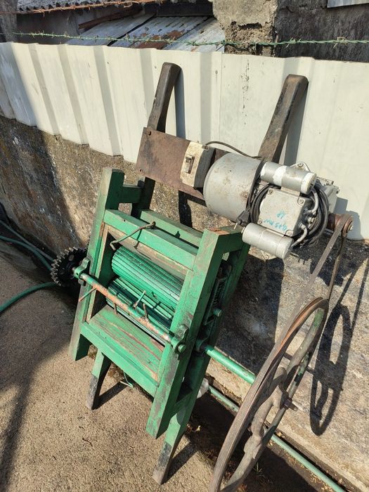 Esmagador de uvas com motor