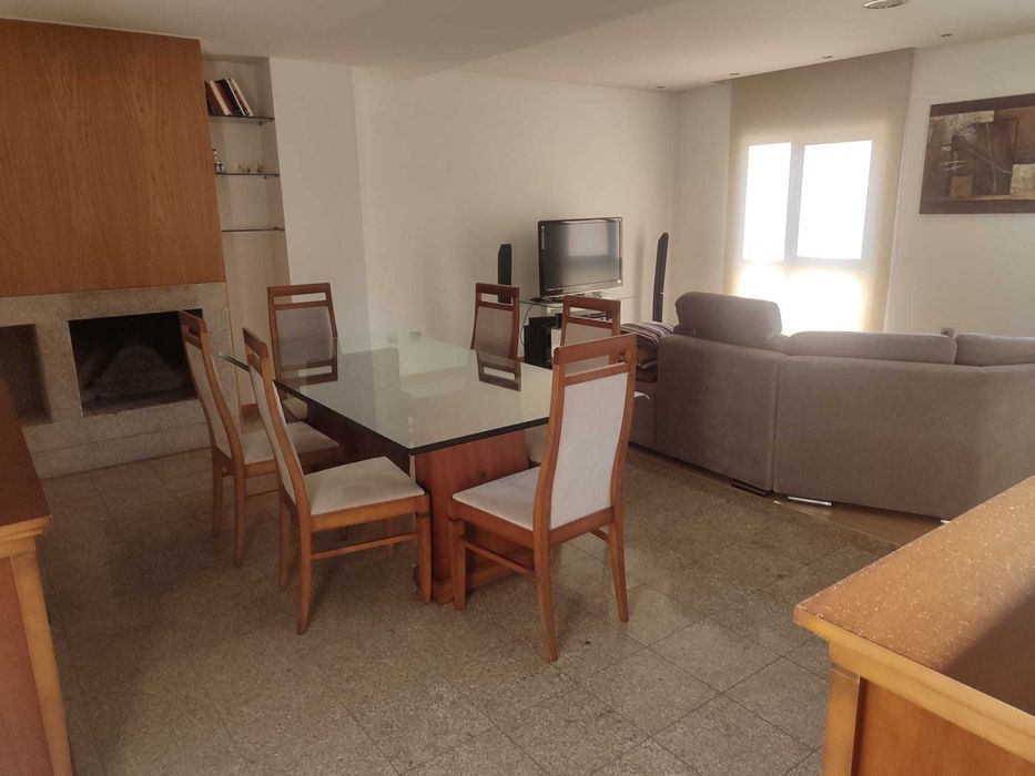 Arrenda-se apartamento T3 totalmente mobilado, pronto a habitar. Viseu