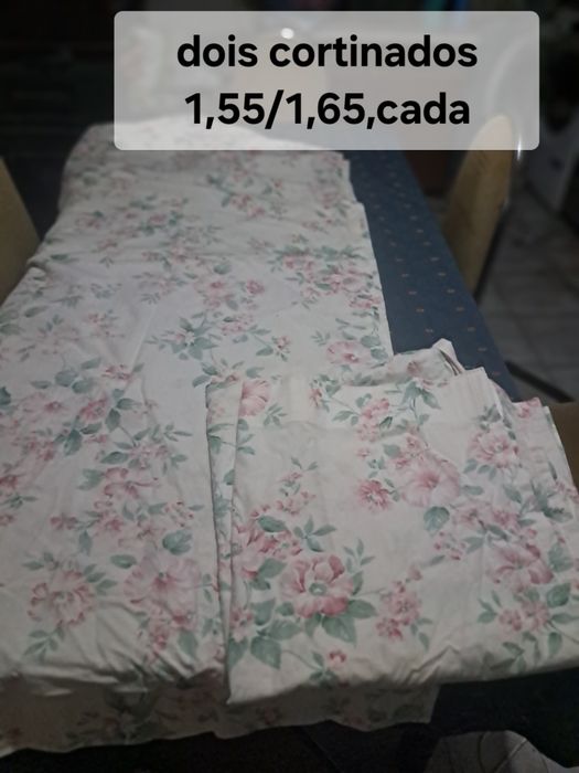 Dois cortinados floridos rosa