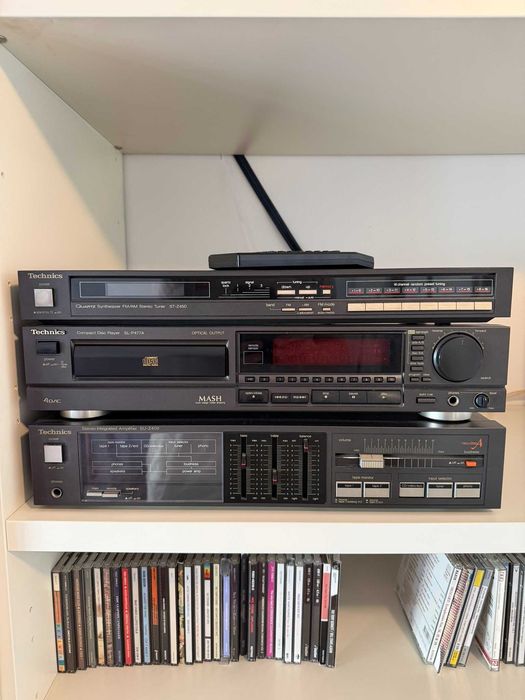 Aparelhagem de som Technics composto por amplificador, sintonizador e leitor de CD