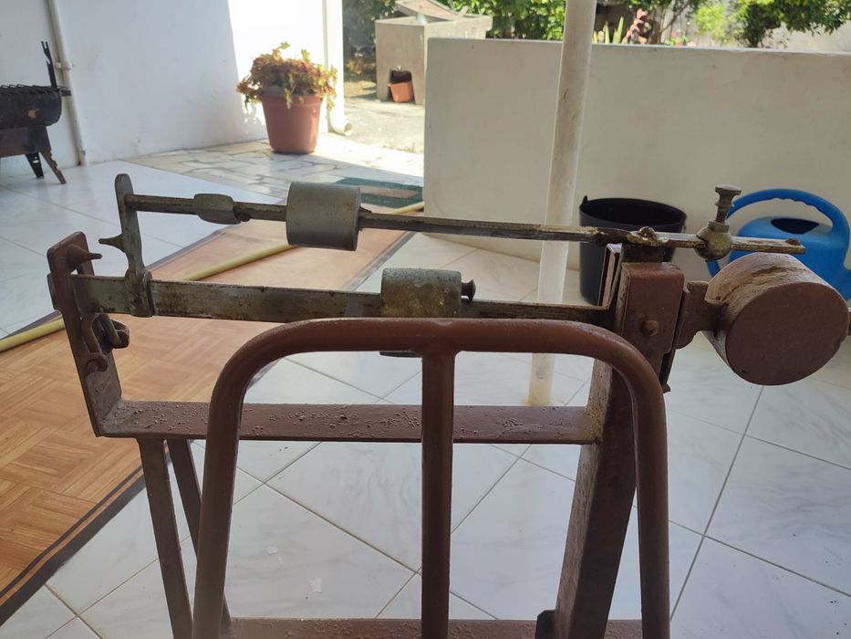 Balança antiga de plataforma em ferro fundido