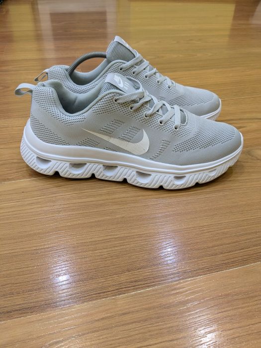 Кросівки Nike чоловічі сірі   44 р легенькі і зручні