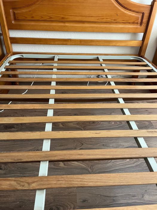 Vendo Urgente e barato cama casal madeira com estrato 140/195 100€