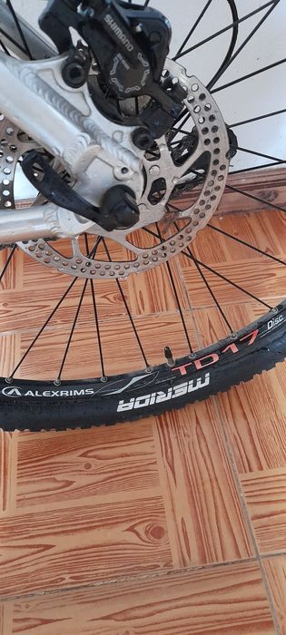 Vender bicicleta de montanha.