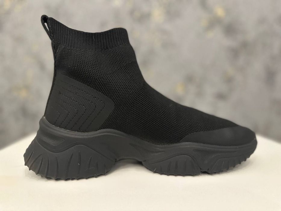 Продам кроссовки RESERVED