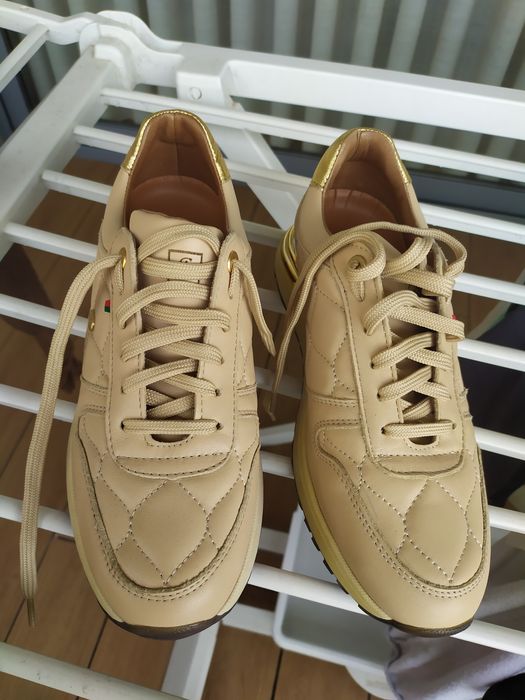 Sapatilhas em pele 38 (20€ os 2 pares)