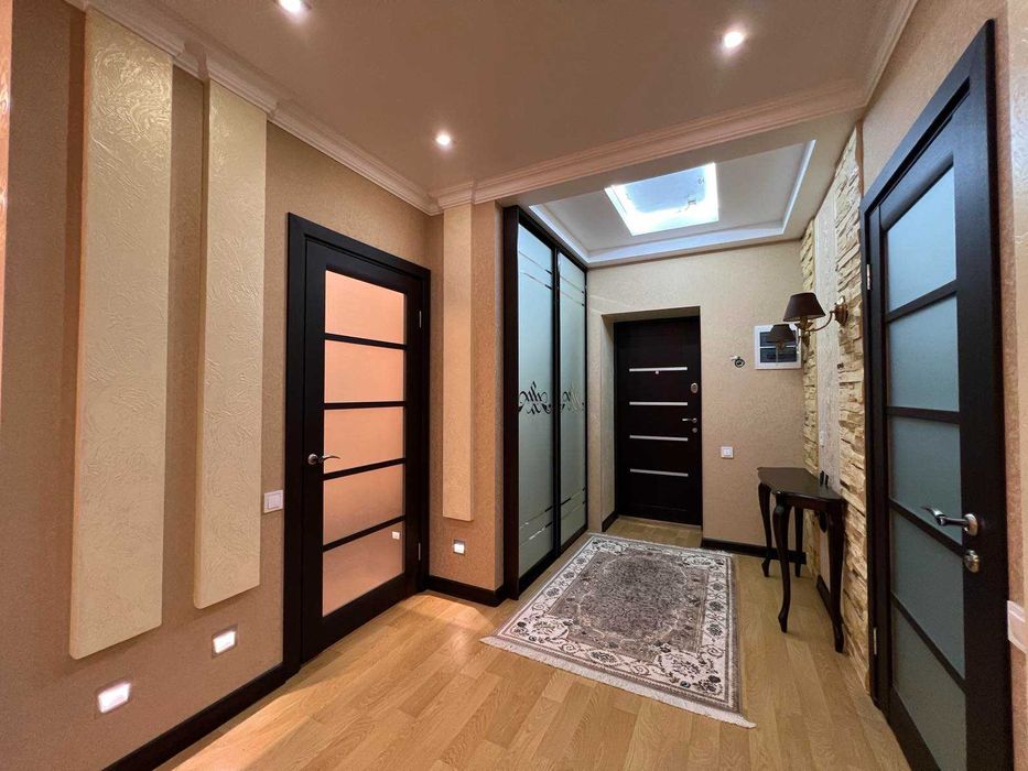 Продаю 2-х кімнатну квартиру в центрі міста (Премьер Хаус)